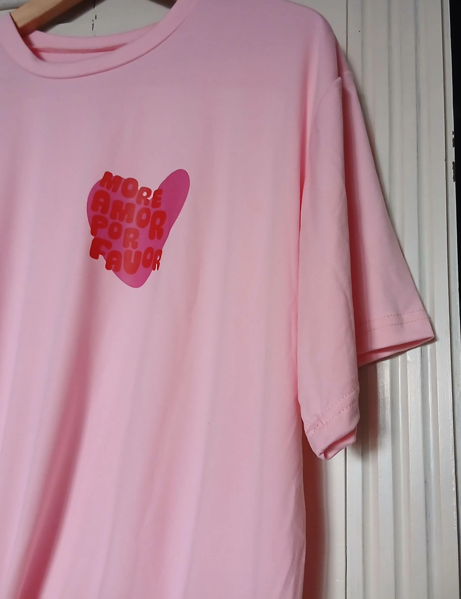 Camiseta rosa con hebilla e impresión More Amor Por Favor - Talla XXL – photo 3